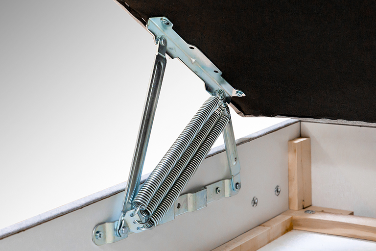 Mecanismo de elevação com mola